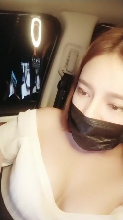 颜值不错美女主播户外勾搭汉子 到车里车震啪啪 无套女上坐插 很是淫荡 截图9