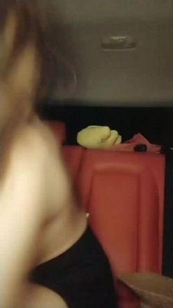 颜值不错美女主播户外勾搭汉子 到车里车震啪啪 无套女上坐插 很是淫荡 截图13