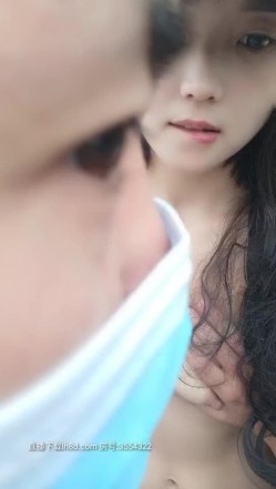屌炸天的女主播户外车震啪啪，马路中央最疯狂全裸给大哥口交后入啪啪，无视远处观看大爷和骑电车经过大叔就是干 截图2