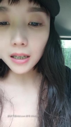 屌炸天的女主播户外车震啪啪，马路中央最疯狂全裸给大哥口交后入啪啪，无视远处观看大爷和骑电车经过大叔就是干 截图4