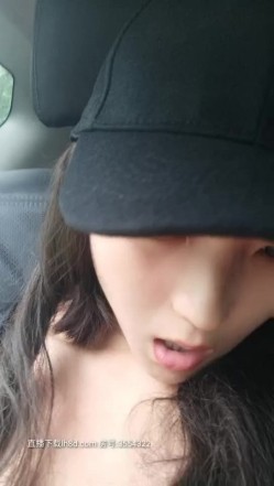 屌炸天的女主播户外车震啪啪，马路中央最疯狂全裸给大哥口交后入啪啪，无视远处观看大爷和骑电车经过大叔就是干 截图6