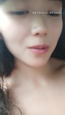 屌炸天的女主播户外车震啪啪，马路中央最疯狂全裸给大哥口交后入啪啪，无视远处观看大爷和骑电车经过大叔就是干 截图15