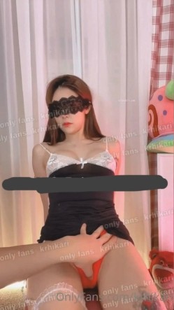 最新流出LPL前职业选手WE大舅子前妻【yuka金提莫】女团成员下海尺度再升级绿男道具+手抠潮水 截图2