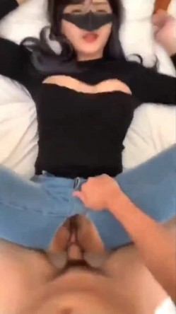 操开档牛仔裤高颜值美女 特别眼睛漂亮的美女更让我想射脸上 很有征服感 最后吞精 截图5