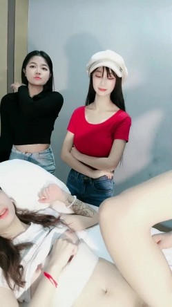 【倾国倾城】超骚巨乳少妇 纹身小妹多人群交各种类型美女 强制猛插白浆直流 截图9