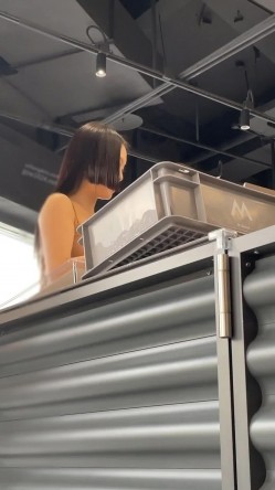 商场偷拍美女裙底 ️UR级极品后妈裙御姐坐着玩高跟鞋惨遭CD透明裙边大学生逛商场屁股好黑..粉色蕾丝边花内 截图1