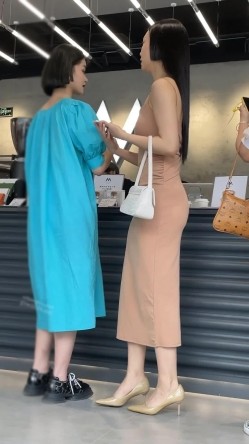 商场偷拍美女裙底 ️UR级极品后妈裙御姐坐着玩高跟鞋惨遭CD透明裙边大学生逛商场屁股好黑..粉色蕾丝边花内 截图2