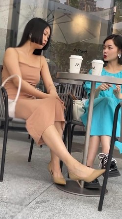 商场偷拍美女裙底 ️UR级极品后妈裙御姐坐着玩高跟鞋惨遭CD透明裙边大学生逛商场屁股好黑..粉色蕾丝边花内 截图6