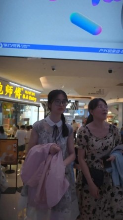 商场偷拍美女裙底 ️UR级极品后妈裙御姐坐着玩高跟鞋惨遭CD透明裙边大学生逛商场屁股好黑..粉色蕾丝边花内 截图10