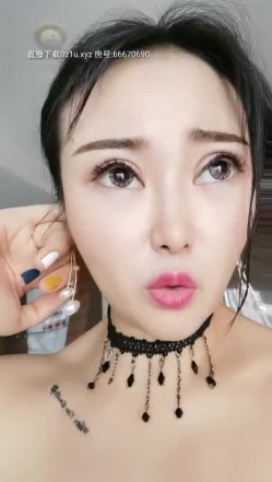 白皙大奶子颜值不错的人妻酒店偷情，从浴室玩到床上被蒙面大哥压在身下爆草，呻吟浪叫不止表情很骚不要错过 截图9