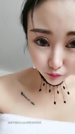 白皙大奶子颜值不错的人妻酒店偷情，从浴室玩到床上被蒙面大哥压在身下爆草，呻吟浪叫不止表情很骚不要错过 截图16