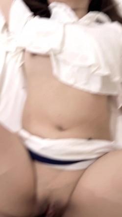 摄影大师【少女时代】20岁微胖学妹的极品粉色骚穴被干到脸色潮红，手持视角 截图1