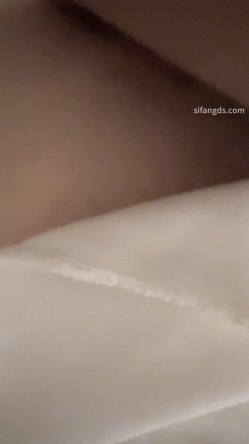 摄影大师【少女时代】20岁微胖学妹的极品粉色骚穴被干到脸色潮红，手持视角 截图16