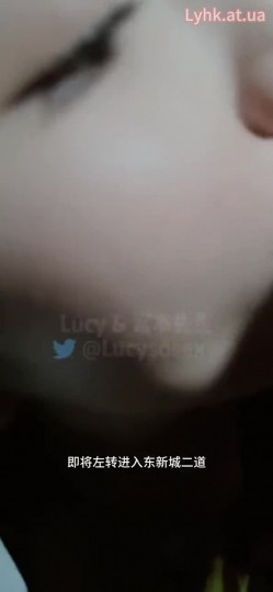 刺激淫妻露出 淫妻车内完全露出了，代驾师傅开车进来整个人震惊了！整个人语无伦次，让他摸又不敢，真是个怂货 截图10