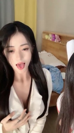 重磅推荐~新人【大乔小乔陪你玩】逆天颜值~看的鸡儿想喷火大长腿美女，赚翻！ 截图1