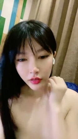 高颜值女神【七喜少女】豪华酒店里面自慰，白虎骚逼，说话奶声奶气的 截图3