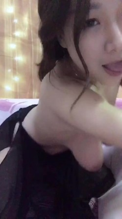简直是个骚货，巨乳少妇，床上发春不可收拾，’主人，操人家嘛，人家逼逼好痒好想要啦‘，淫语不断！ 截图2