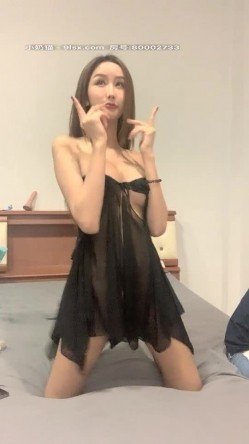 小骚逼的5P激情总在深夜，露脸情趣丝袜三女轮草两位小哥，榨精少妇口交大鸡巴各种抽插爆草，淫乱的场面刺激 截图8