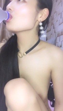 最美哺乳期人妻露脸与蒙面大哥啪啪，奶水挤在鸡巴上再吸一口玩深喉，主动求草被大哥快干死了，表情骚内射特写 截图10