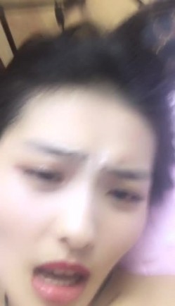 最美哺乳期人妻露脸与蒙面大哥啪啪，奶水挤在鸡巴上再吸一口玩深喉，主动求草被大哥快干死了，表情骚内射特写 截图13