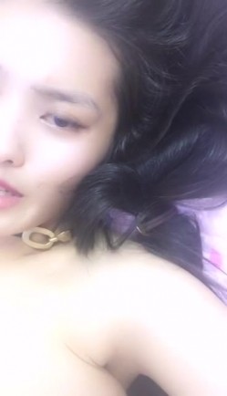 最美哺乳期人妻露脸与蒙面大哥啪啪，奶水挤在鸡巴上再吸一口玩深喉，主动求草被大哥快干死了，表情骚内射特写 截图15