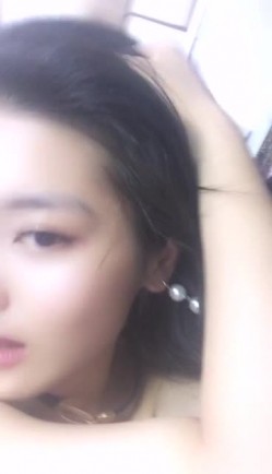 最美哺乳期人妻露脸与蒙面大哥啪啪，奶水挤在鸡巴上再吸一口玩深喉，主动求草被大哥快干死了，表情骚内射特写 截图16