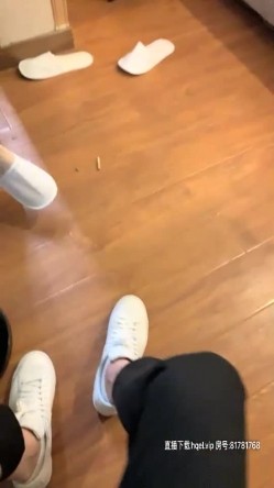火辣身材D罩杯大奶甜美妹子酒店3P啪啪，跳蛋自慰舔弄口交后入猛操晃动大奶，搞完一次再换另一个 截图10