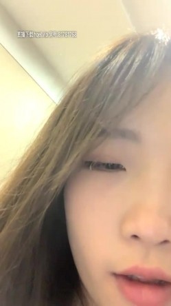 火辣身材D罩杯大奶甜美妹子酒店3P啪啪，跳蛋自慰舔弄口交后入猛操晃动大奶，搞完一次再换另一个 截图11