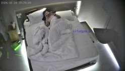 酒店偷拍连续几天入住情侣颜值妹子帮男人足交后被狂操尖叫 截图12