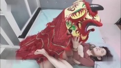 400万粉F奶爆乳女神【费爵娜】，贴春联被年兽干到失神内射 截图16