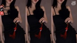 【斗鱼现役网红主播 南妹儿】女神的颤抖 整个奶子都要抖出来了 热舞走光被封合集 截图6