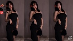 【斗鱼现役网红主播 南妹儿】女神的颤抖 整个奶子都要抖出来了 热舞走光被封合集 截图8