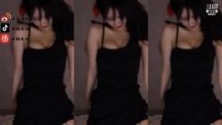 【斗鱼现役网红主播 南妹儿】女神的颤抖 整个奶子都要抖出来了 热舞走光被封合集 截图15