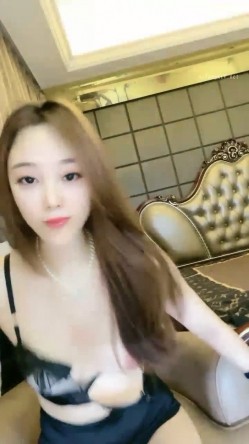 美腿漂亮妹子【南城婠】下海也几个月了，终于第一次被操，观赏性极强，长得好看又骚，跳舞骚死了，被狠操 表情很酸爽 截图12