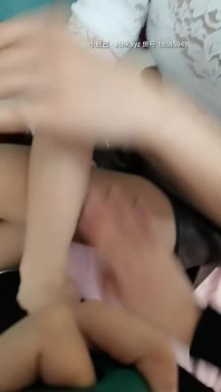 剧情演绎勾搭性感的嫂子，丝袜高跟诱惑扒光了玩她奶子，深喉大鸡巴各种姿势爆草抽插，浪荡呻吟不止 截图2