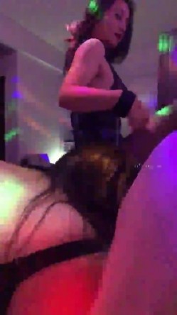 红灯区熟女【惠子阿姨】几位熟女阿姨一起参加淫乱群P 3男3女 淫乱啪啪，房间里充斥着淫靡的气息 截图5