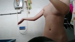 浴室暗藏摄像头偷拍周末放假来我家住一晚的表妹洗澡 截图4