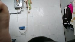 浴室暗藏摄像头偷拍周末放假来我家住一晚的表妹洗澡 截图9