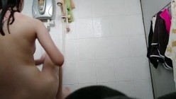 浴室暗藏摄像头偷拍周末放假来我家住一晚的表妹洗澡 截图14