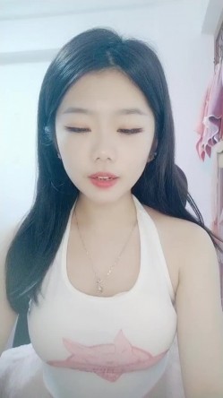 纯欲系天花板！近期下海超高颜值！撩起小背心看小奶子，换上睡衣项圈链子，扭腰摆臀脱衣舞 截图2
