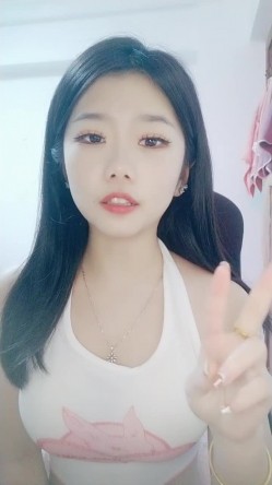 纯欲系天花板！近期下海超高颜值！撩起小背心看小奶子，换上睡衣项圈链子，扭腰摆臀脱衣舞 截图3