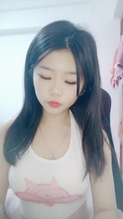 纯欲系天花板！近期下海超高颜值！撩起小背心看小奶子，换上睡衣项圈链子，扭腰摆臀脱衣舞 截图4