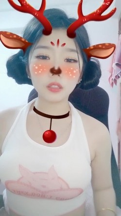纯欲系天花板！近期下海超高颜值！撩起小背心看小奶子，换上睡衣项圈链子，扭腰摆臀脱衣舞 截图5