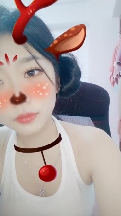 纯欲系天花板！近期下海超高颜值！撩起小背心看小奶子，换上睡衣项圈链子，扭腰摆臀脱衣舞 截图6