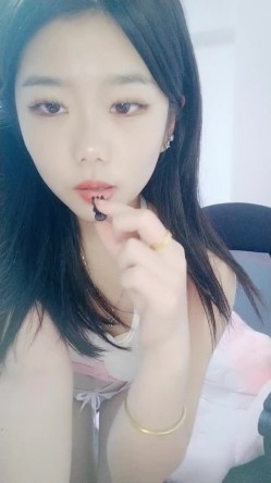 纯欲系天花板！近期下海超高颜值！撩起小背心看小奶子，换上睡衣项圈链子，扭腰摆臀脱衣舞 截图7