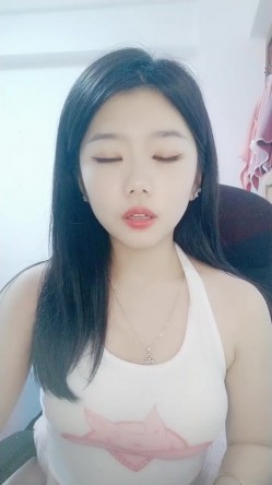 纯欲系天花板！近期下海超高颜值！撩起小背心看小奶子，换上睡衣项圈链子，扭腰摆臀脱衣舞 截图8