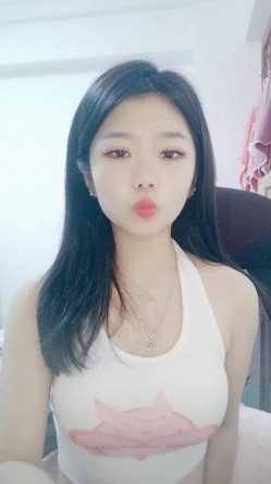 纯欲系天花板！近期下海超高颜值！撩起小背心看小奶子，换上睡衣项圈链子，扭腰摆臀脱衣舞 截图9