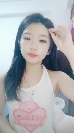 纯欲系天花板！近期下海超高颜值！撩起小背心看小奶子，换上睡衣项圈链子，扭腰摆臀脱衣舞 截图12