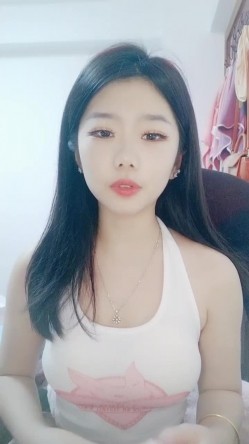 纯欲系天花板！近期下海超高颜值！撩起小背心看小奶子，换上睡衣项圈链子，扭腰摆臀脱衣舞 截图13