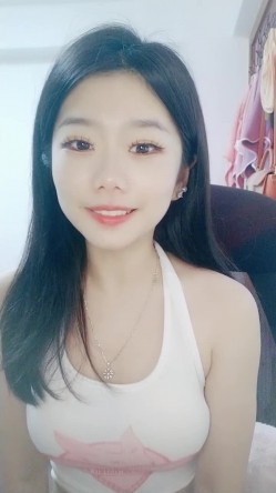 纯欲系天花板！近期下海超高颜值！撩起小背心看小奶子，换上睡衣项圈链子，扭腰摆臀脱衣舞 截图14